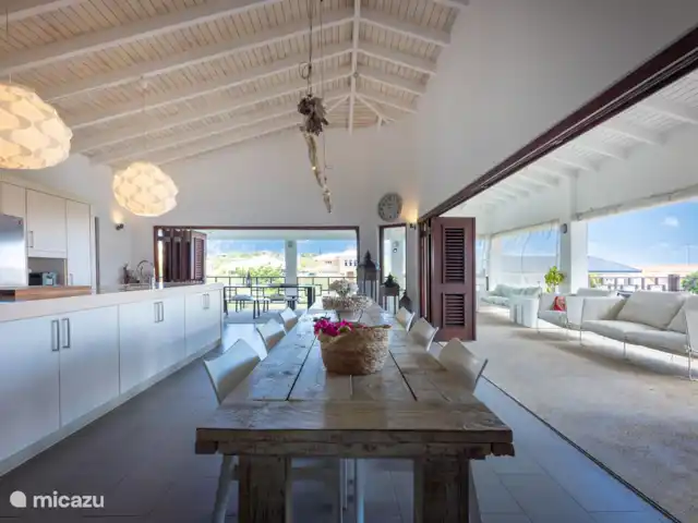 villa huren in Curaçao, Banda Ariba (oost), Jan Thiel – Villa Milonga keuken en living en open terras