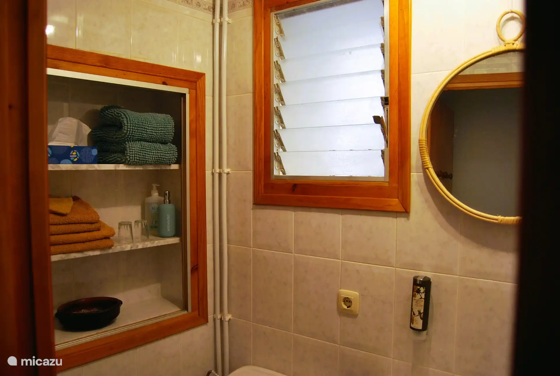 bathroom, niche for putting away towels and toiletries