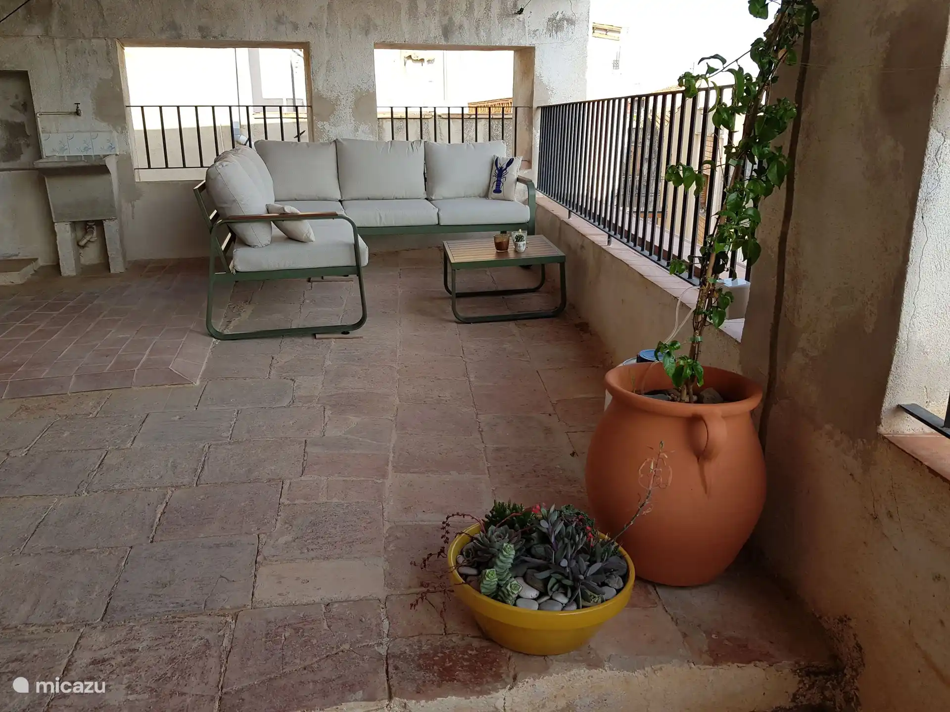 Roof terrace with lounge area