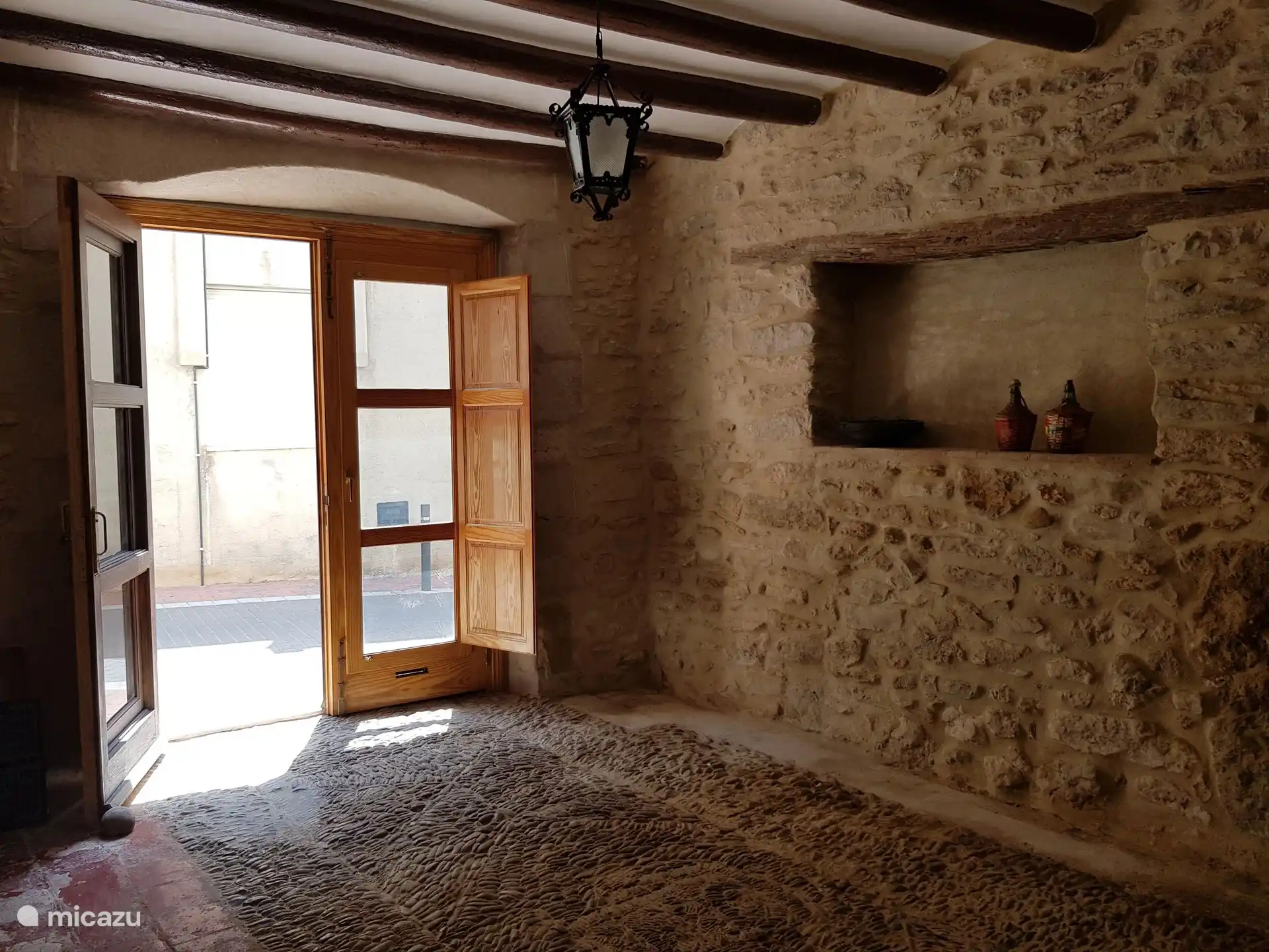 Entrance with original, very old walls