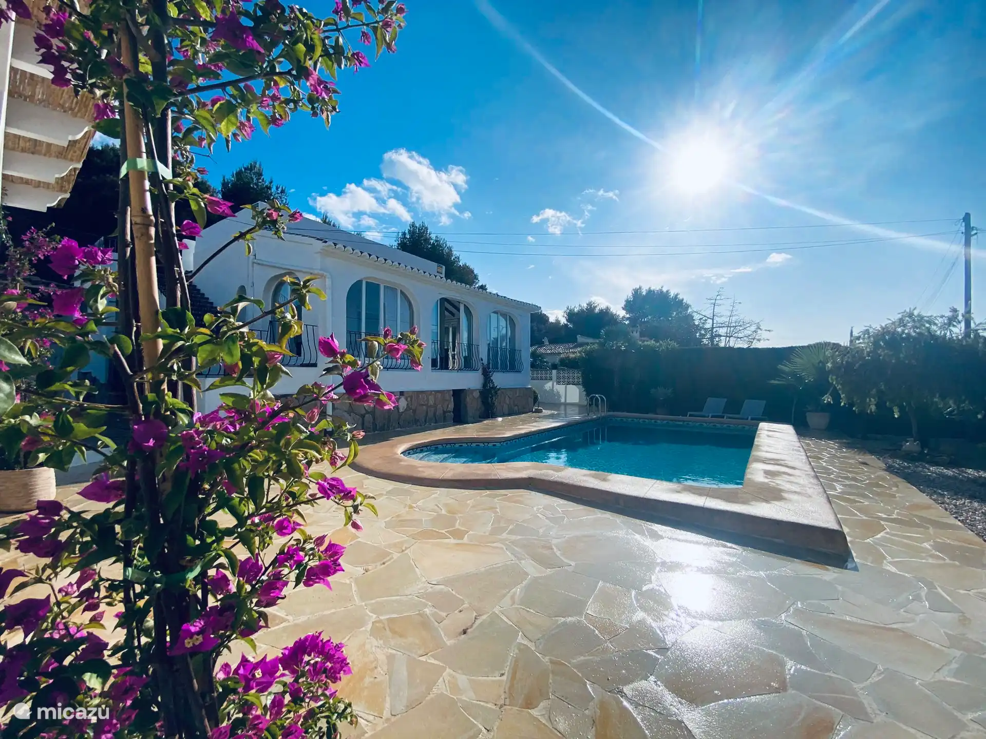 Vorderhaus mit Morgensonne.