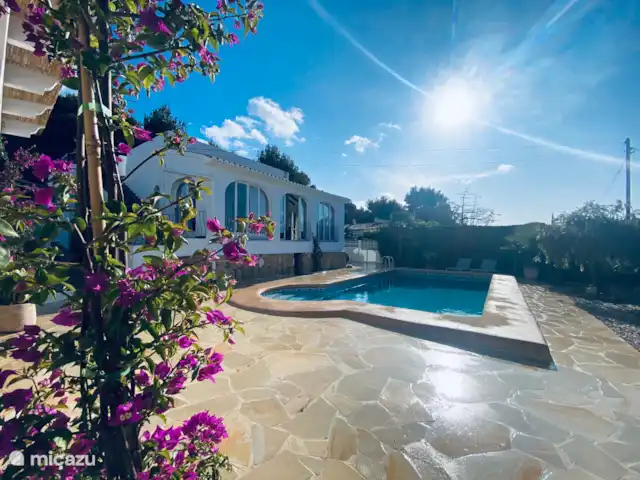Location de Vacances Espagne, Costa Blanca, Jávea, villa - Villa de luxe Casa Siesta avec piscine Maison devant avec soleil du matin.