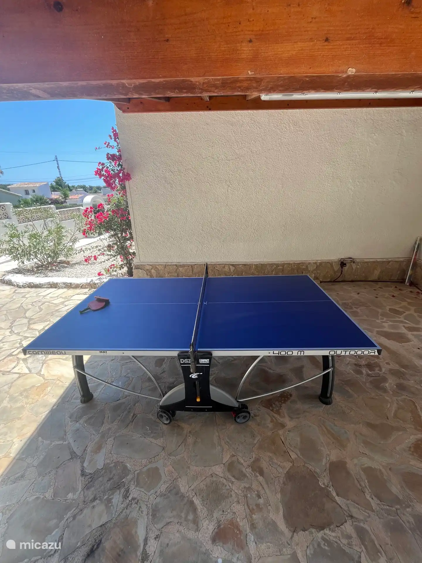 Draußen können Sie sich entspannen und schwimmen, um auch Platz für eine Partie Tischtennis zu haben.