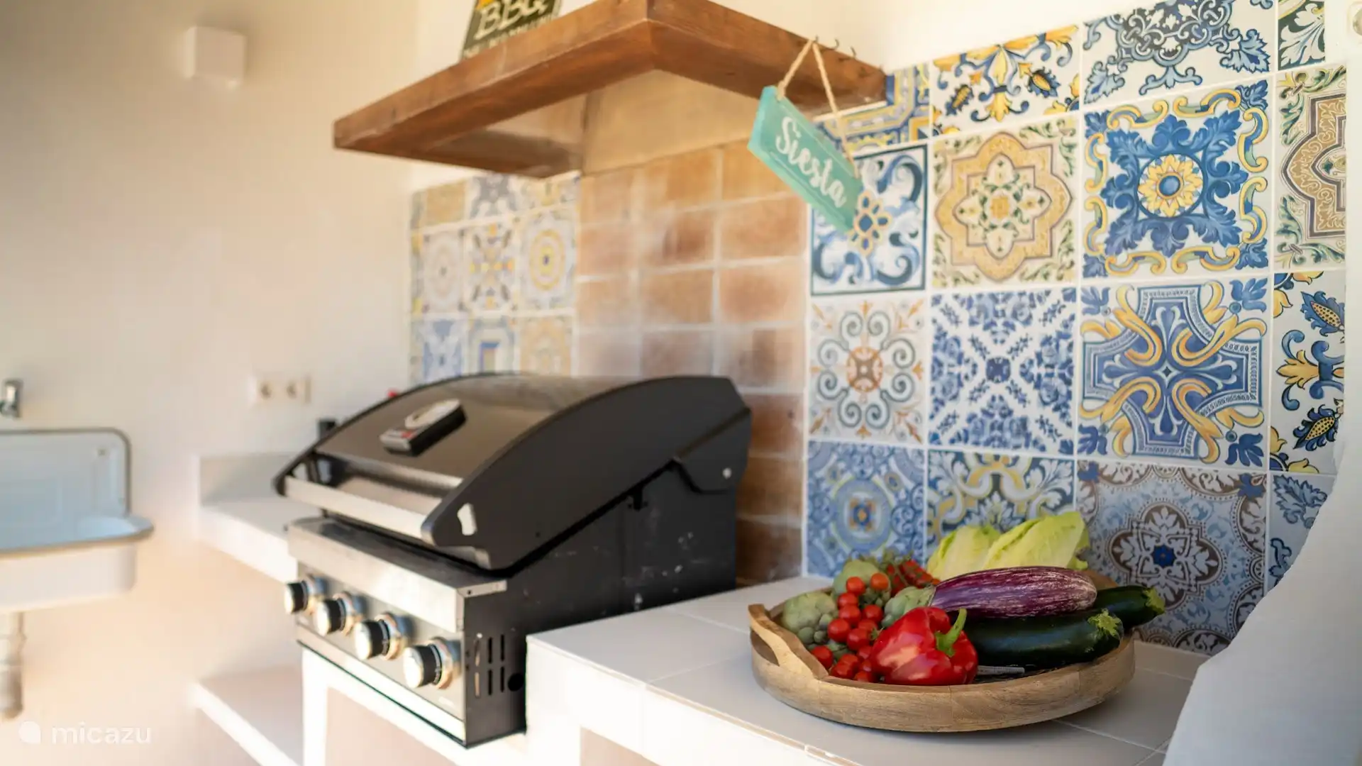 Außenküche mit Gasgrill.