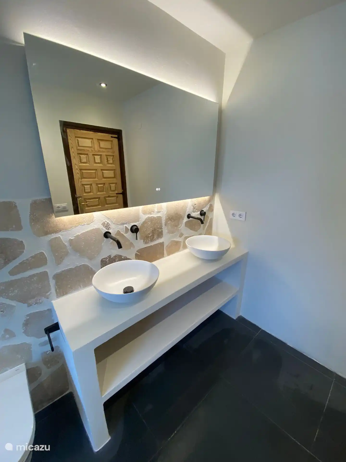 Badezimmer 1 mit geräumigem Waschbecken und Waschbecken (Haartrockner verfügbar).