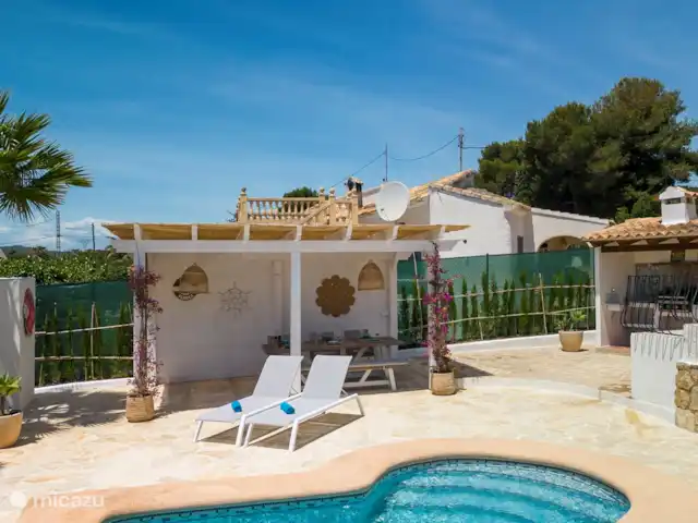 Location de Vacances Espagne, Costa Blanca, Jávea, villa - Villa de luxe Casa Siesta avec piscine Terrasse spacieuse avec pergola couverte et cuisine extérieure.
