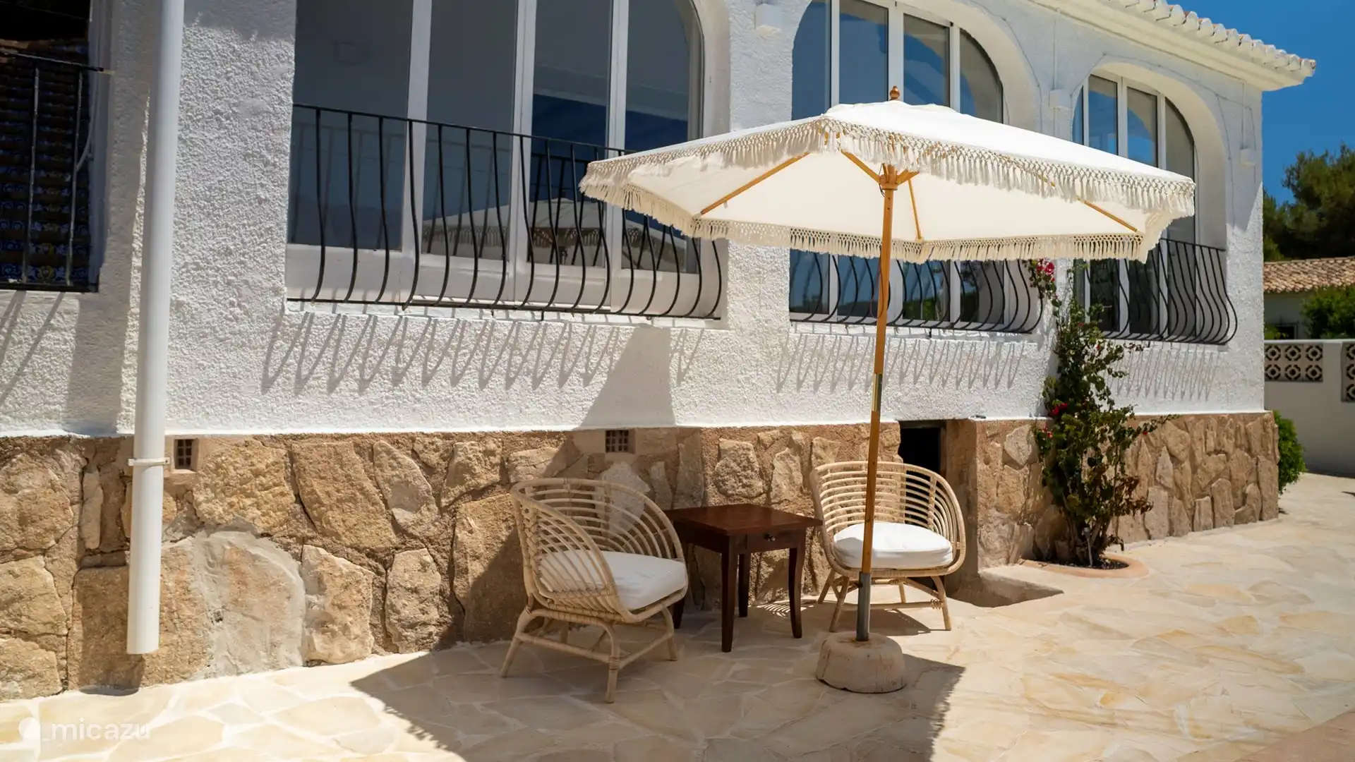 Sitzgelegenheiten im Freien.