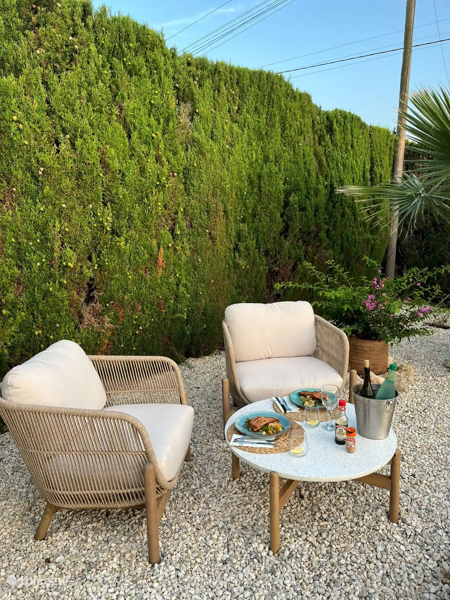 Zusätzliche Sitzgelegenheiten, um in den Abendstunden die Sonne im Garten zu genießen.