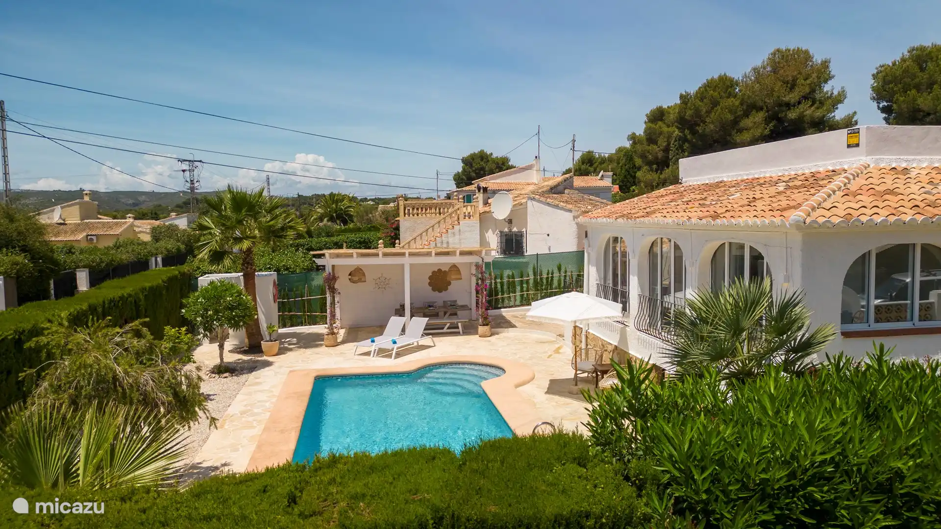 Schwimmbad (Salzwasser) mit Sonnenliegen und viel Schatten.