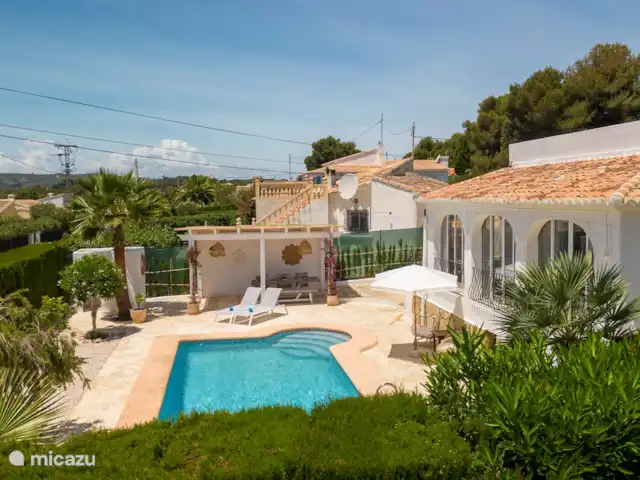 Location de Vacances Espagne, Costa Blanca, Jávea, villa - Villa de luxe Casa Siesta avec piscine Piscine (d’eau salée) avec transats et beaucoup d’ombre.