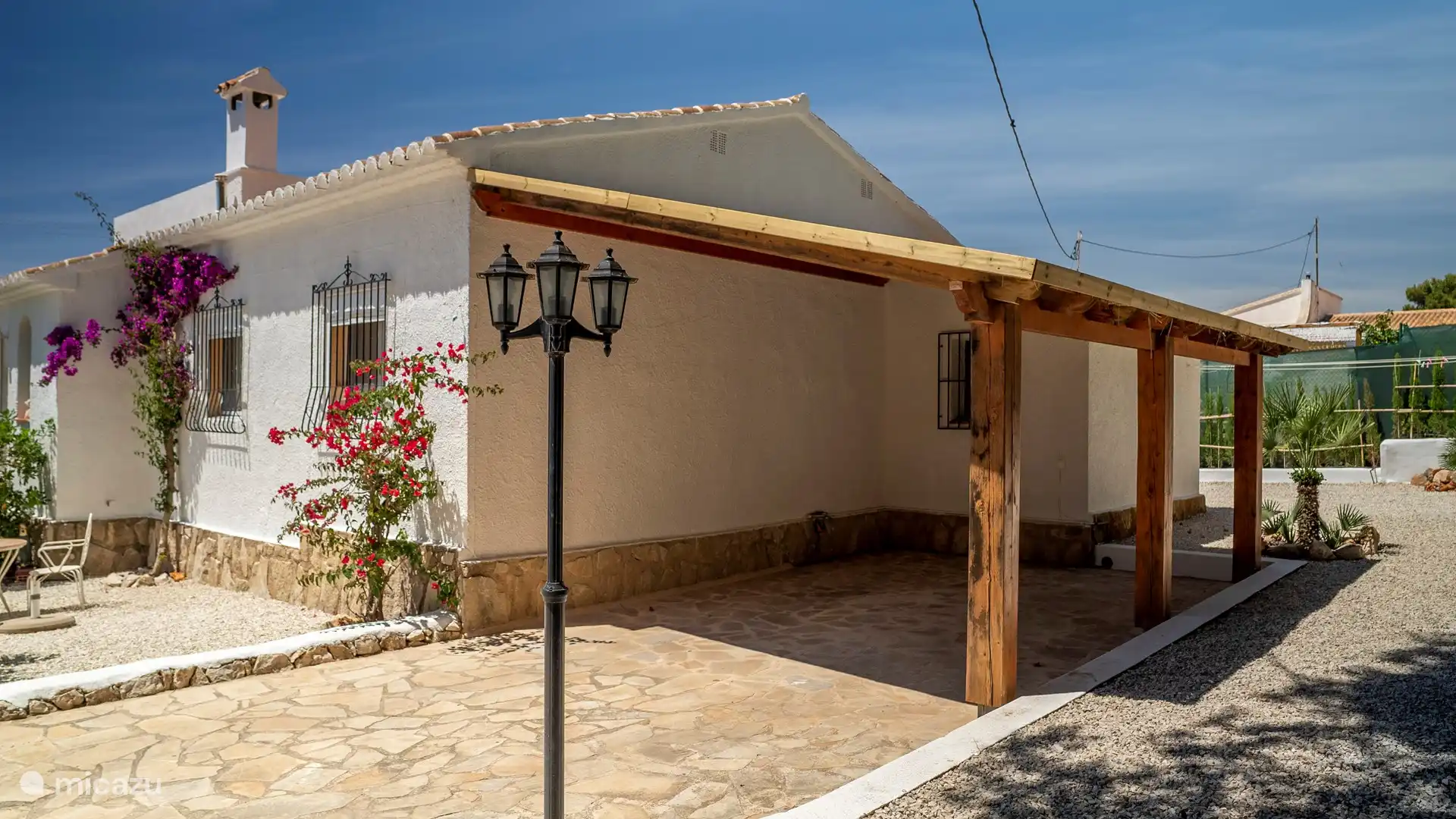 Carport mit Platz für 2 Autos.