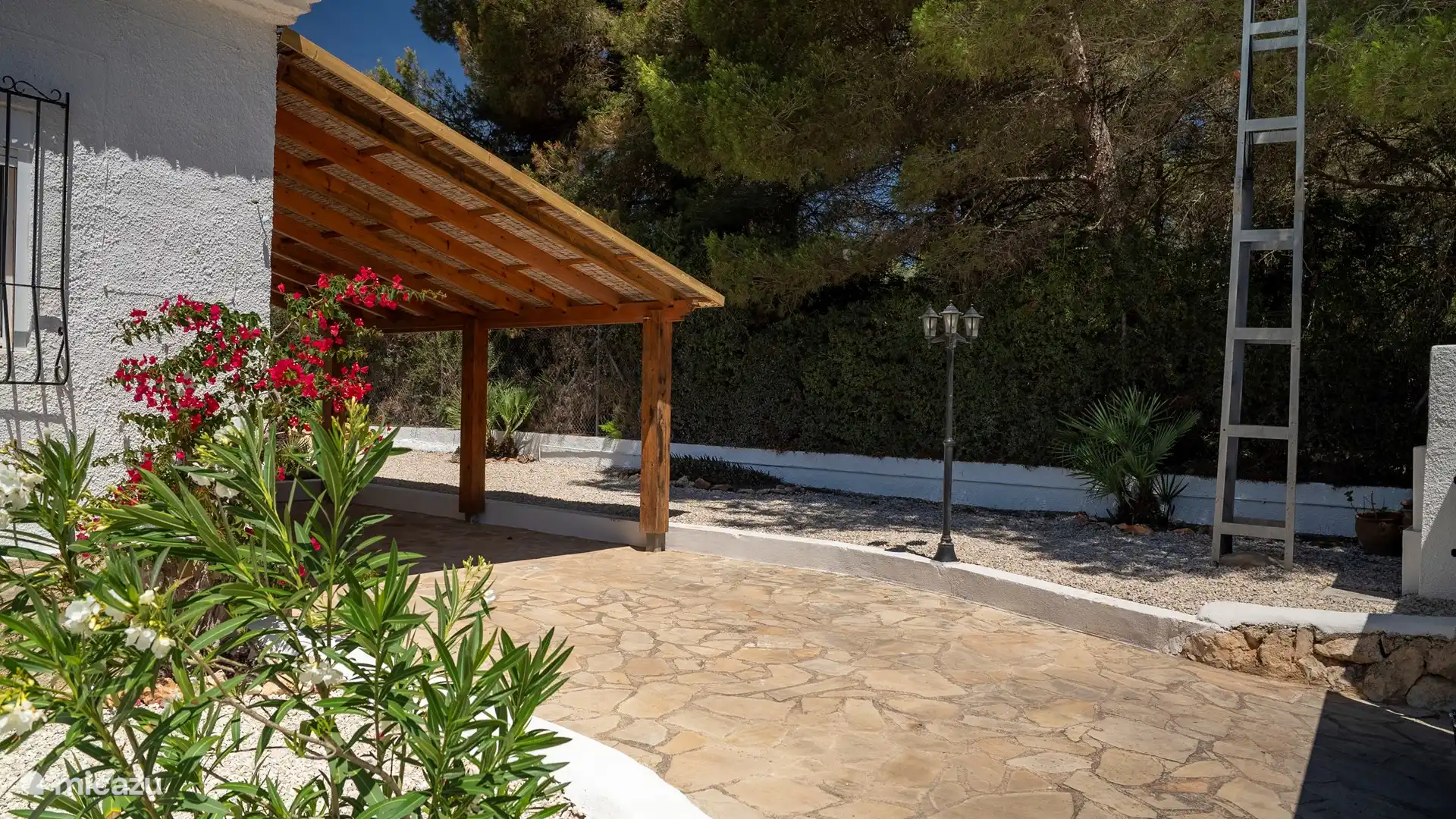 Carport (hier befindet sich auch die Tischtennisplatte).