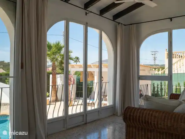 Location de Vacances Espagne, Costa Blanca, Jávea, villa - Villa de luxe Casa Siesta avec piscine Naya couverte (véranda) avec banquette et vue sur le jardin.
