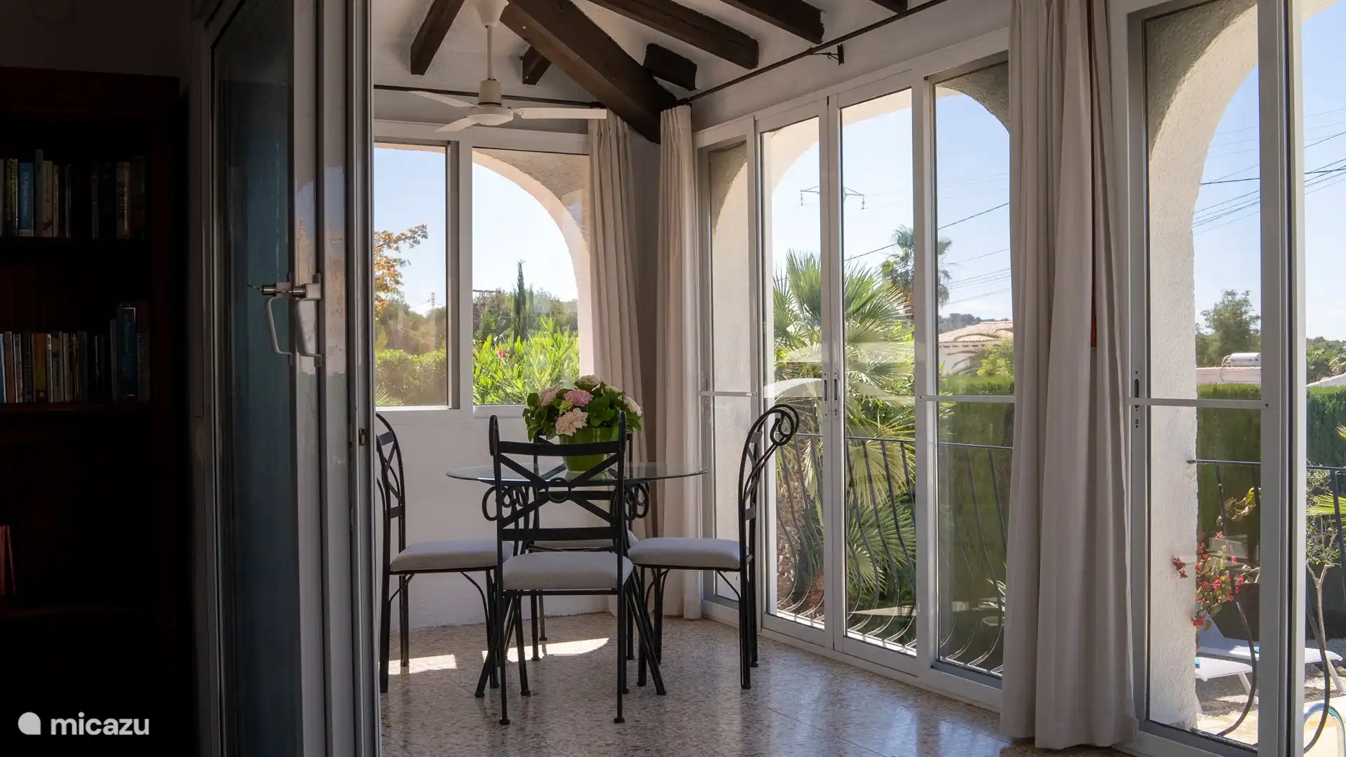 Naya (Veranda) mit gemütlicher Sitzecke zum Essen mit Blick auf den Garten.