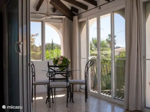 Location de Vacances Espagne, Costa Blanca, Jávea, villa - Villa de luxe Casa Siesta avec piscine Naya (véranda) avec coin salon confortable pour manger avec vue sur le jardin.