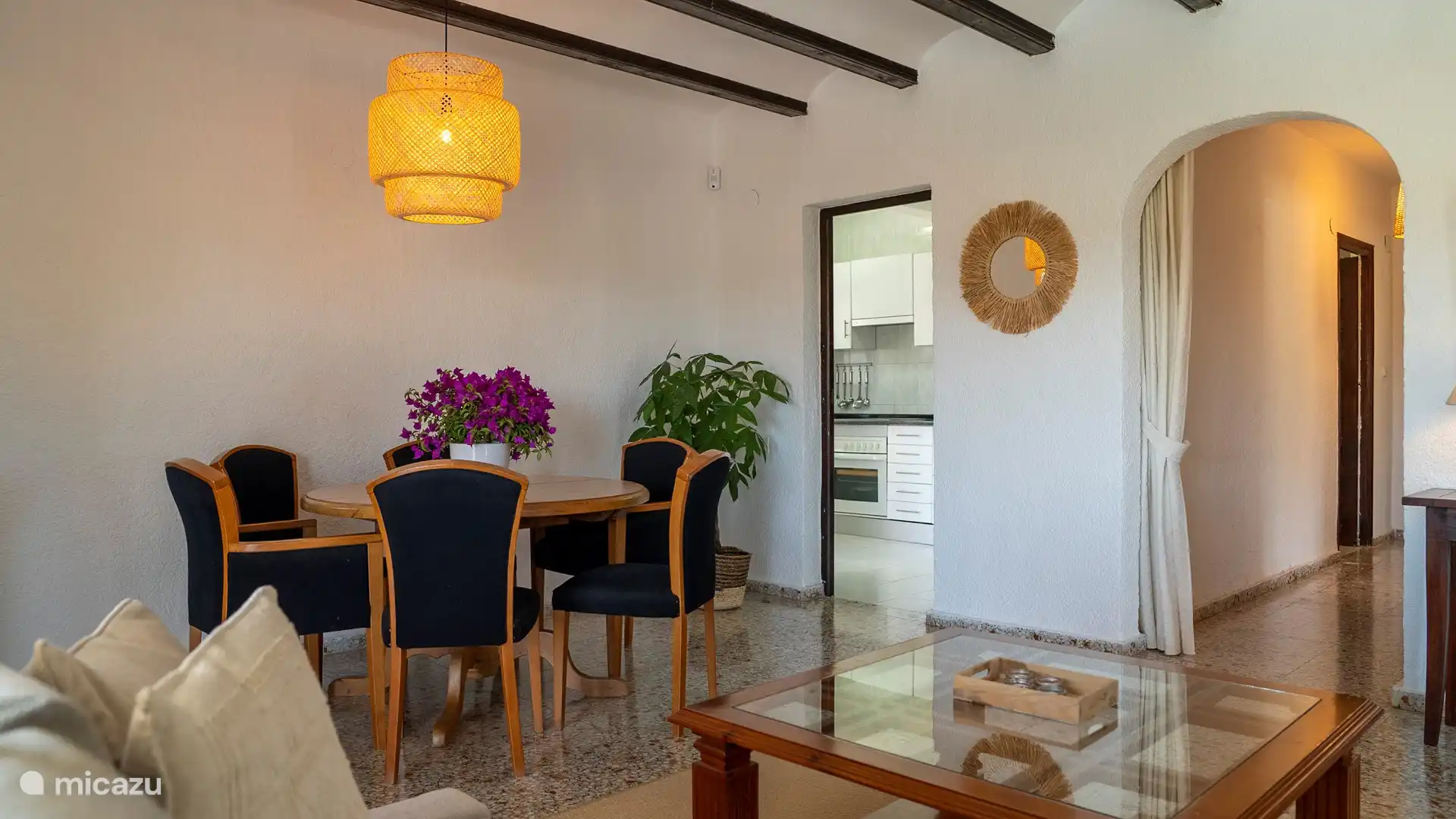 Essbereich mit großem Tisch für 6 Personen.