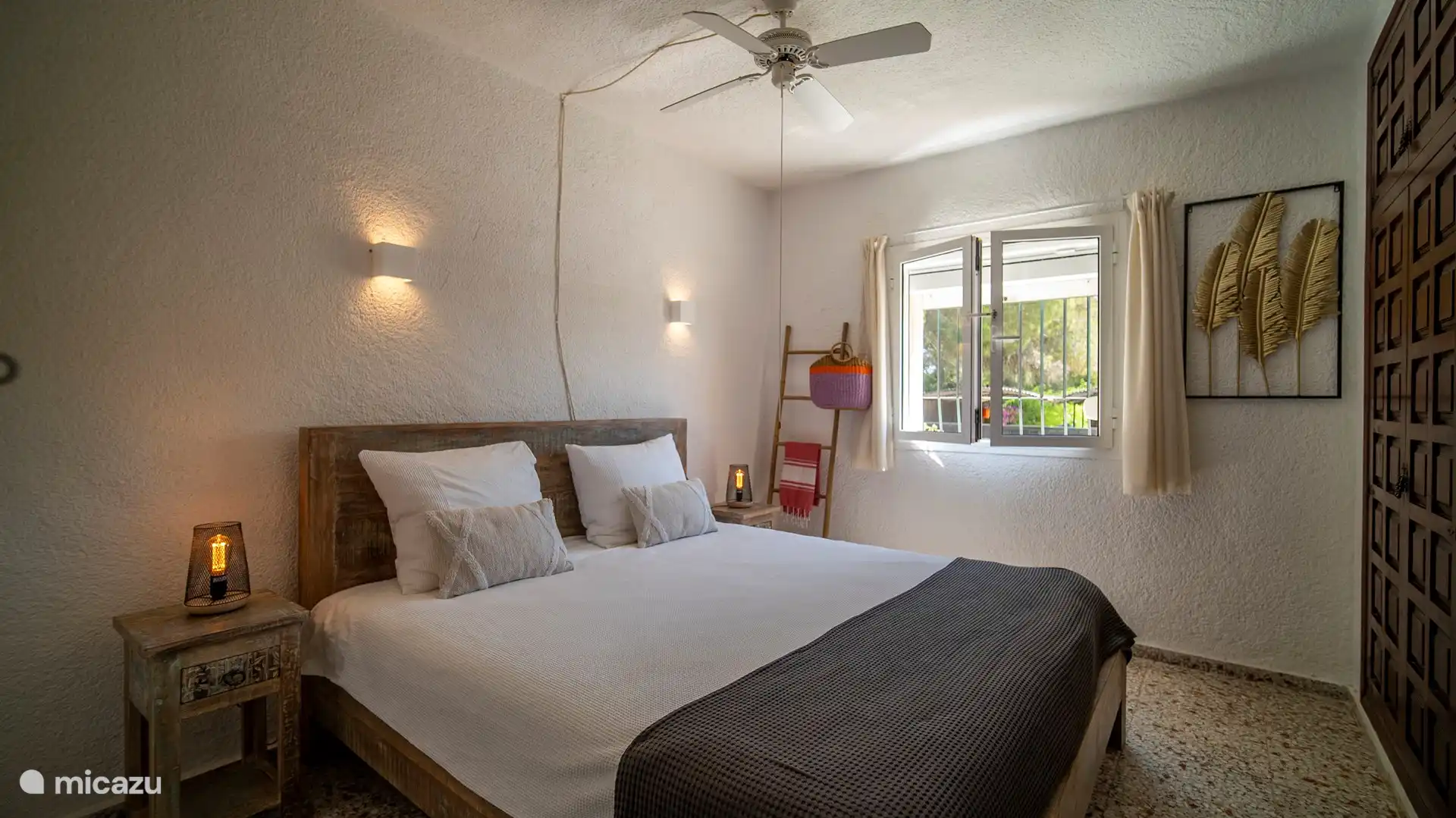 Schlafzimmer mit Doppelbett (190 cm x 200 cm), ausgestattet mit geräumigen Einbauschränken, Rollläden, Moskitonetzen und Klimaanlage. 