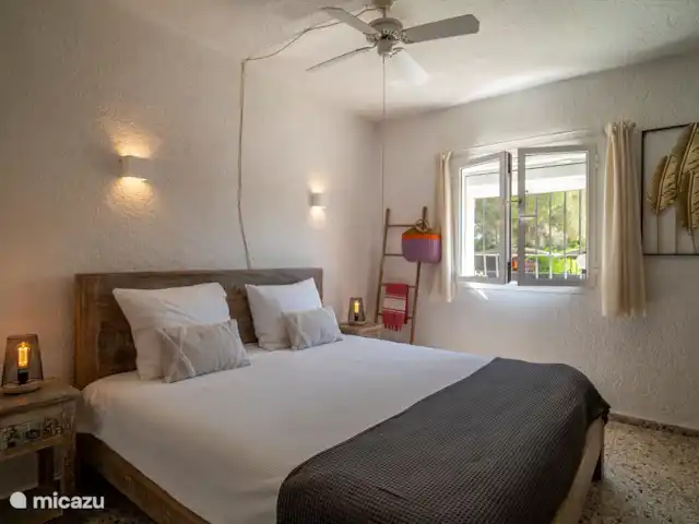 Location de Vacances Espagne, Costa Blanca, Jávea, villa - Villa de luxe Casa Siesta avec piscine Chambre avec lit double (190 cm sur 200 cm), équipée de grandes armoires encastrées, volets, moustiquaires et climatisation.