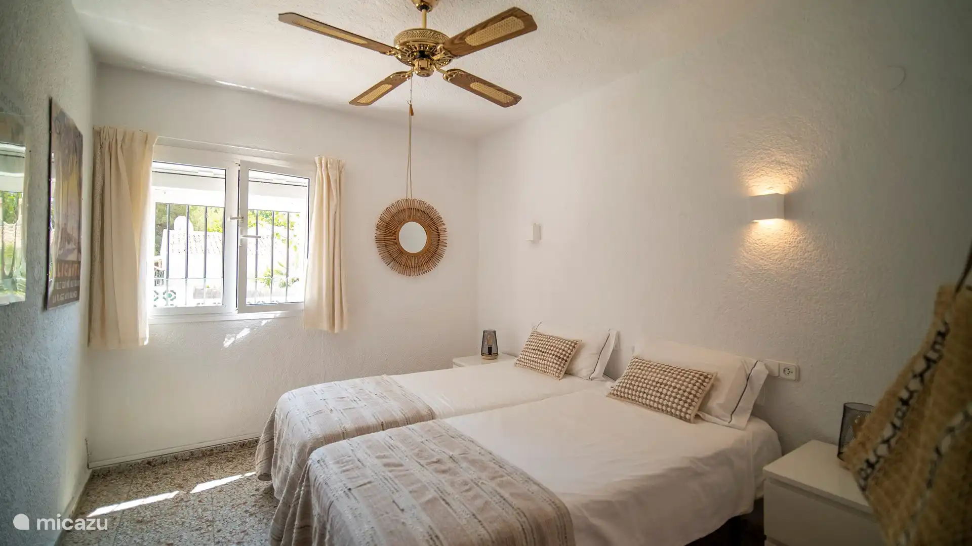 Schlafzimmer mit 2 Einzelbetten (90 cm x 200 cm) mit geräumigen Einbauschränken, Rollläden, Moskitonetzen und Klimaanlage.