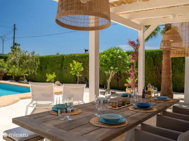 Location de Vacances Espagne, Costa Blanca, Jávea, villa - Villa de luxe Casa Siesta avec piscine Véranda donnant sur la piscine d’eau salée.