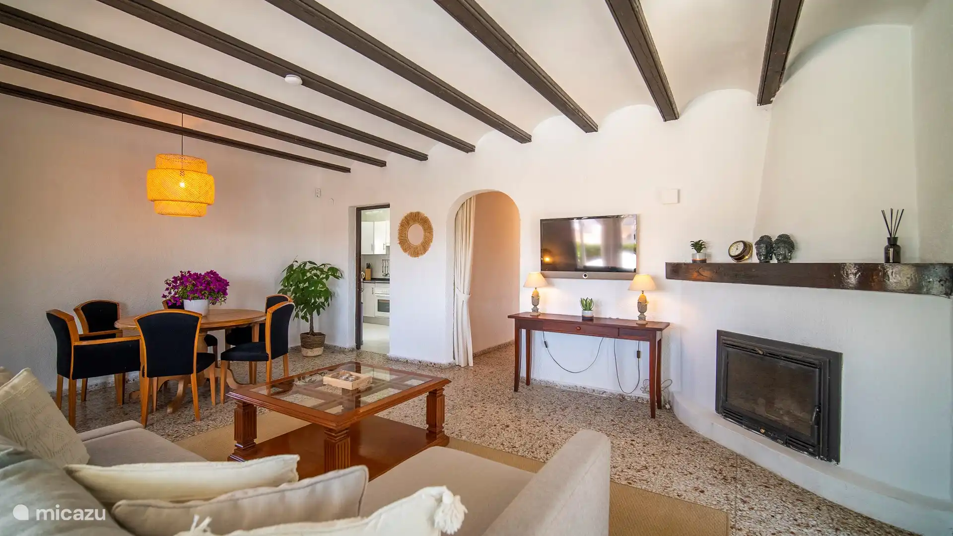 Geräumiges Wohnzimmer mit Holzofen und Smart-TV (inkl. Netflix)