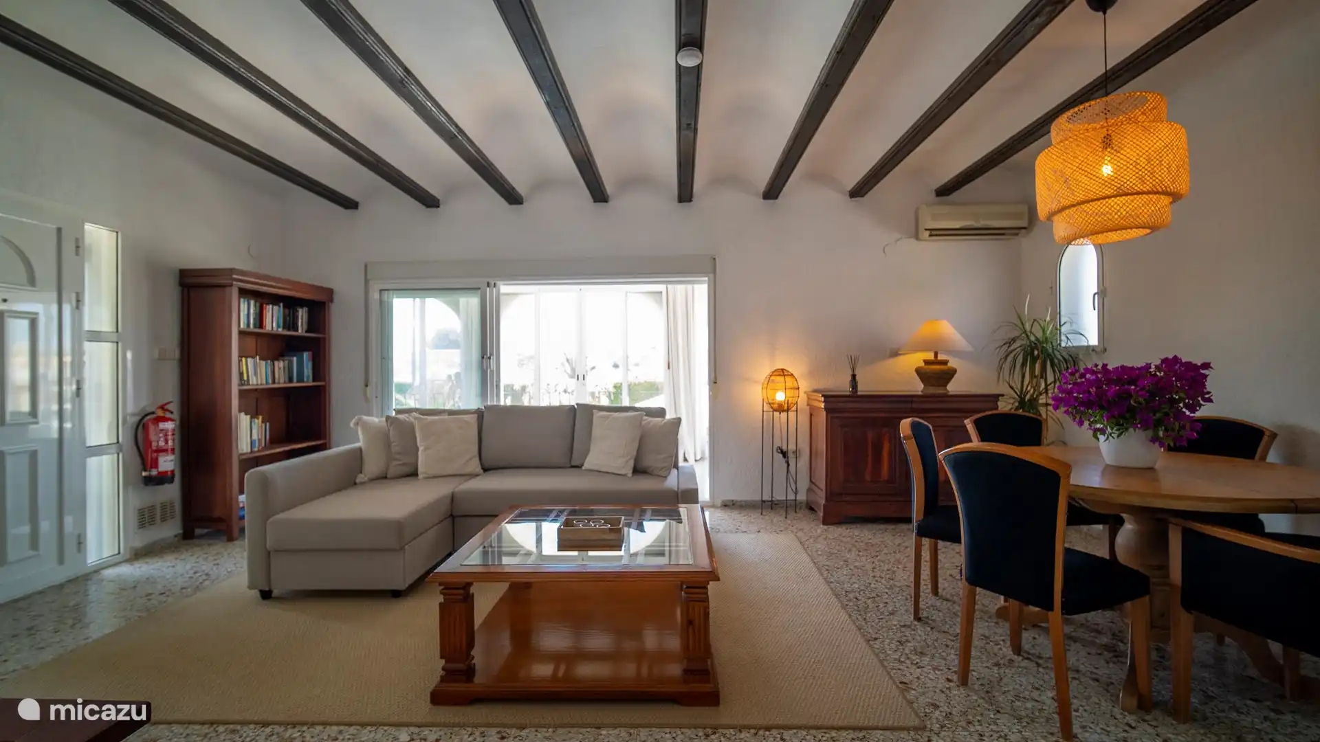 Wohnzimmer mit geräumigem Esstisch für 6 Personen.