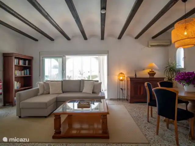 Location de Vacances Espagne, Costa Blanca, Jávea, villa - Villa de luxe Casa Siesta avec piscine Salon avec table à manger spacieuse pour 6 personnes.