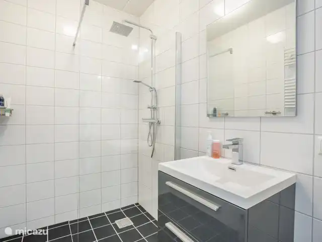 Location de Vacances Pays-Bas, Brabant-Septentrional, Breda, appartement - Appartement de luxe avec de belles vues Salle de bain luxueuse avec grande pomme de douche