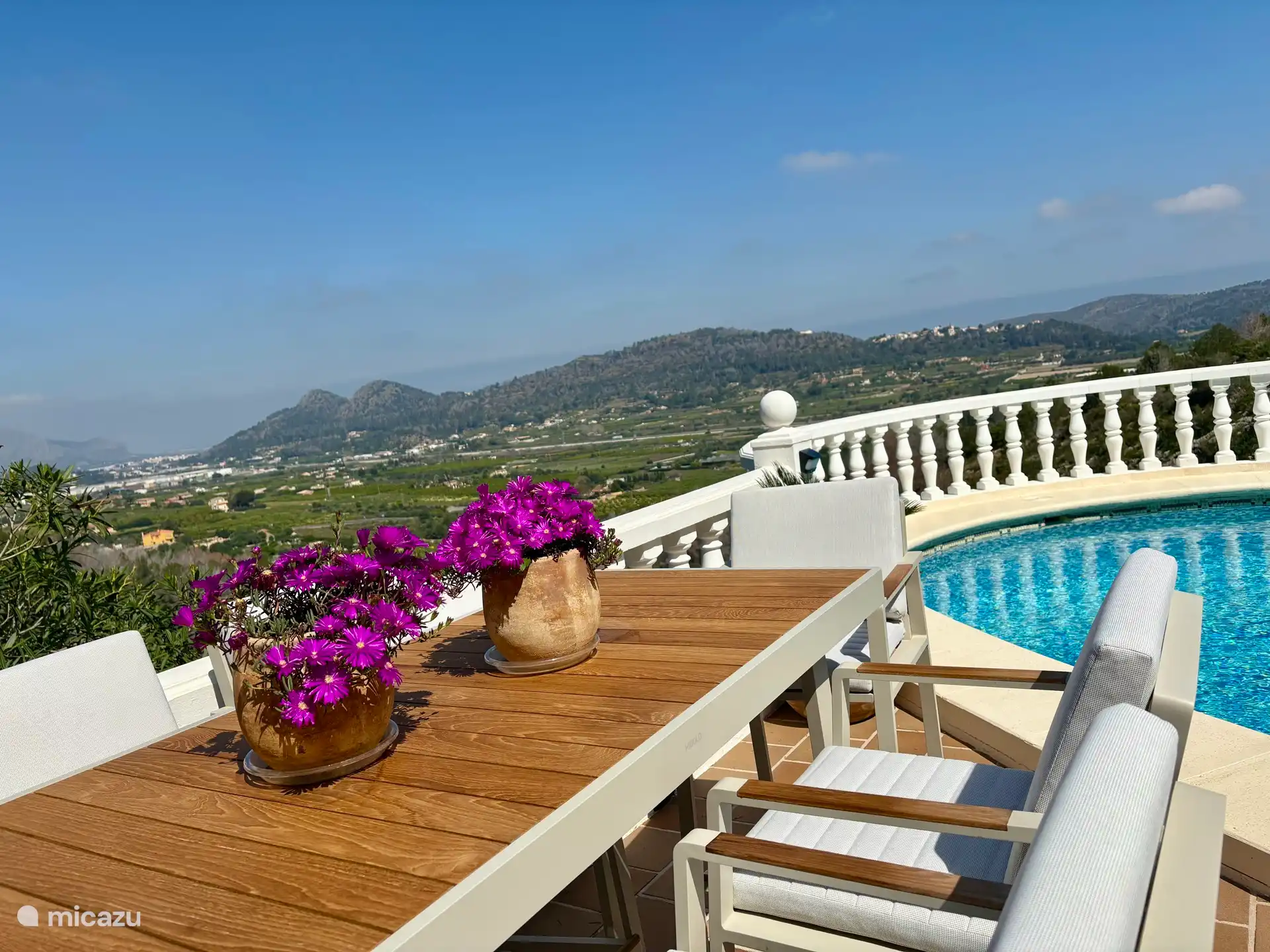 Des chaises pour des heures à table
