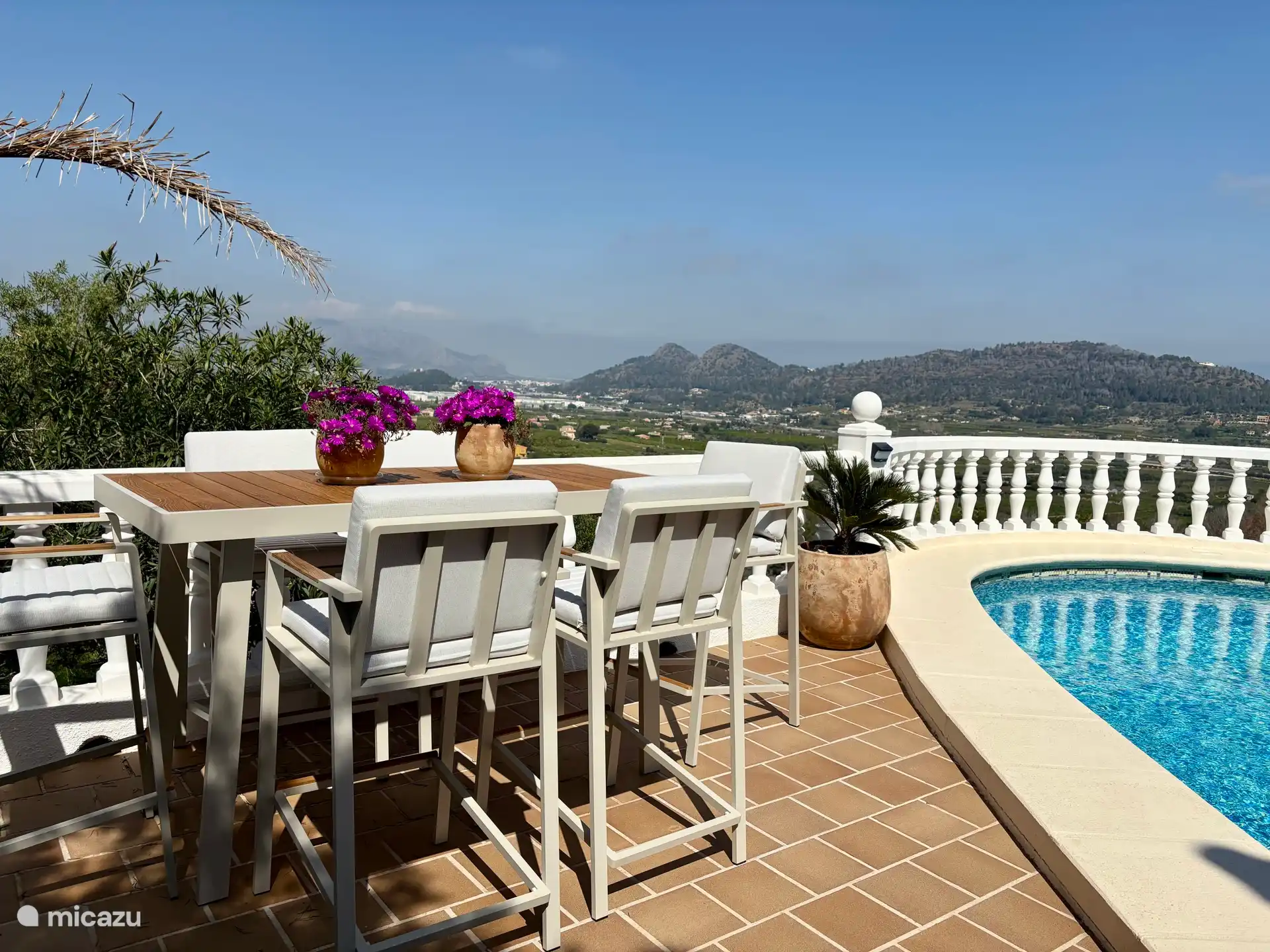 Prenez un verre ou dînez à une table haute de bar/salle à manger avec toujours une belle vue ! 