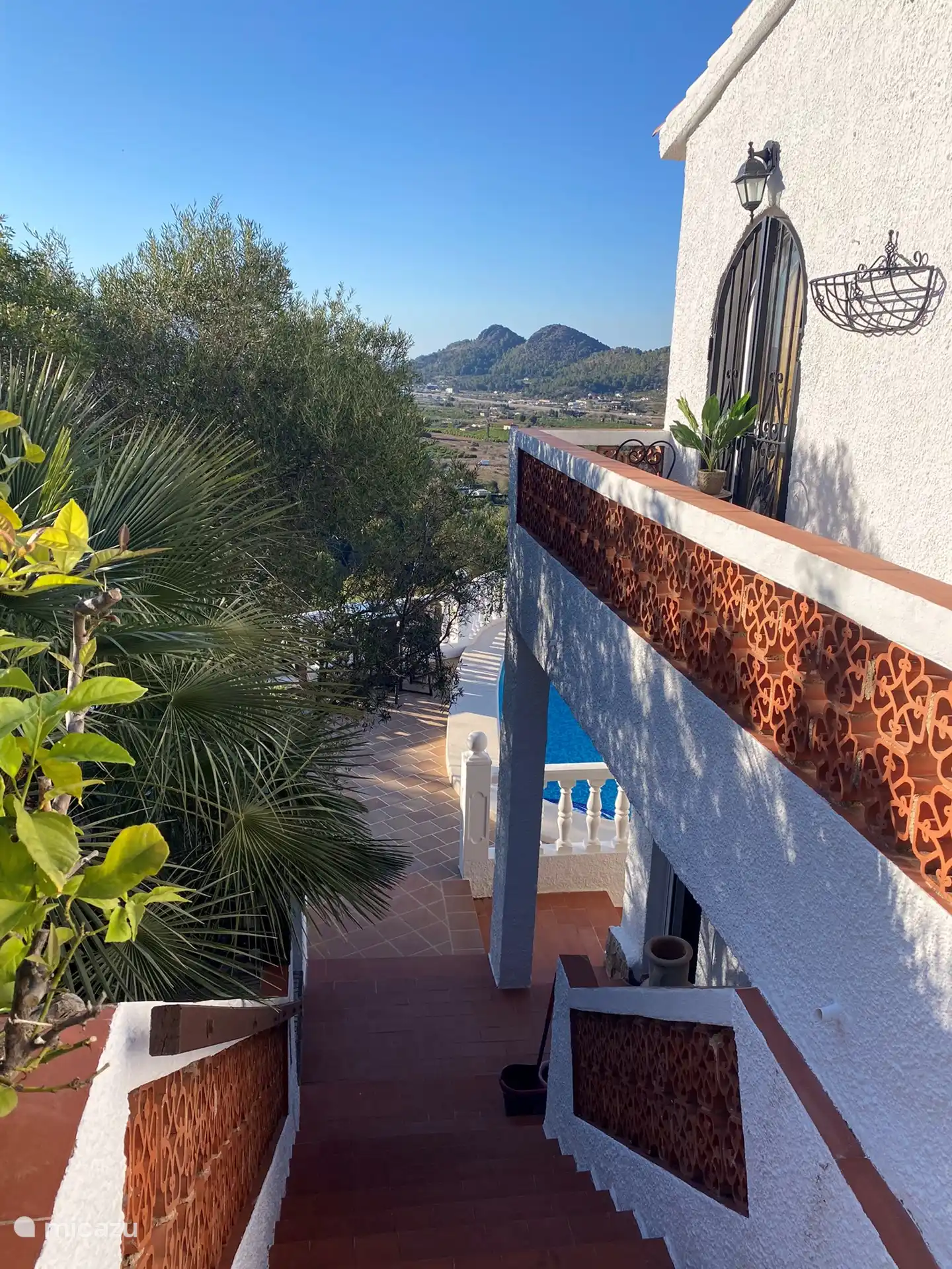 Côté gauche de la maison, vue sur la vallée