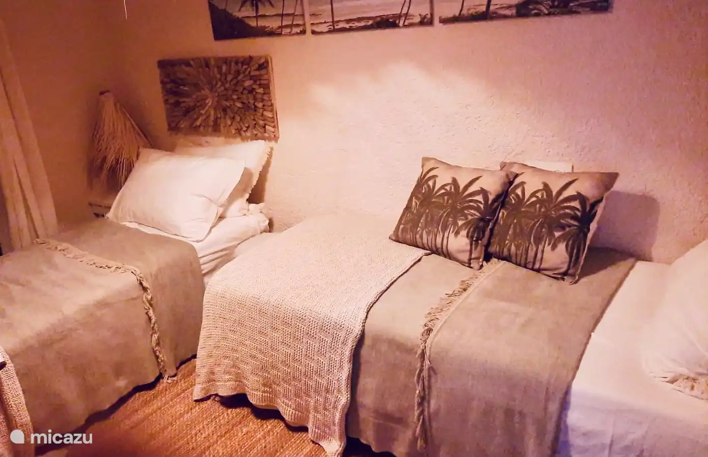 1er étage (2x lits 1pers) également un lit double à faire, climatisation, grand placard, vue dégagée 