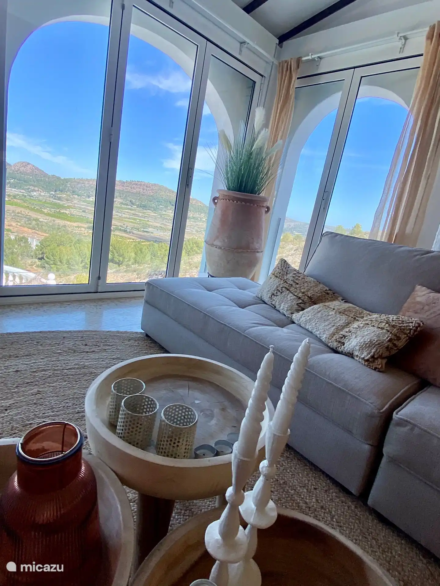 Vue phénoménale du salon avec grandes portes patio - 1er étage