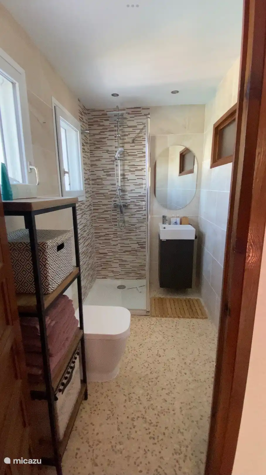 Studio - salle de bain rez-de-chaussée ; WC, douche, lavabo