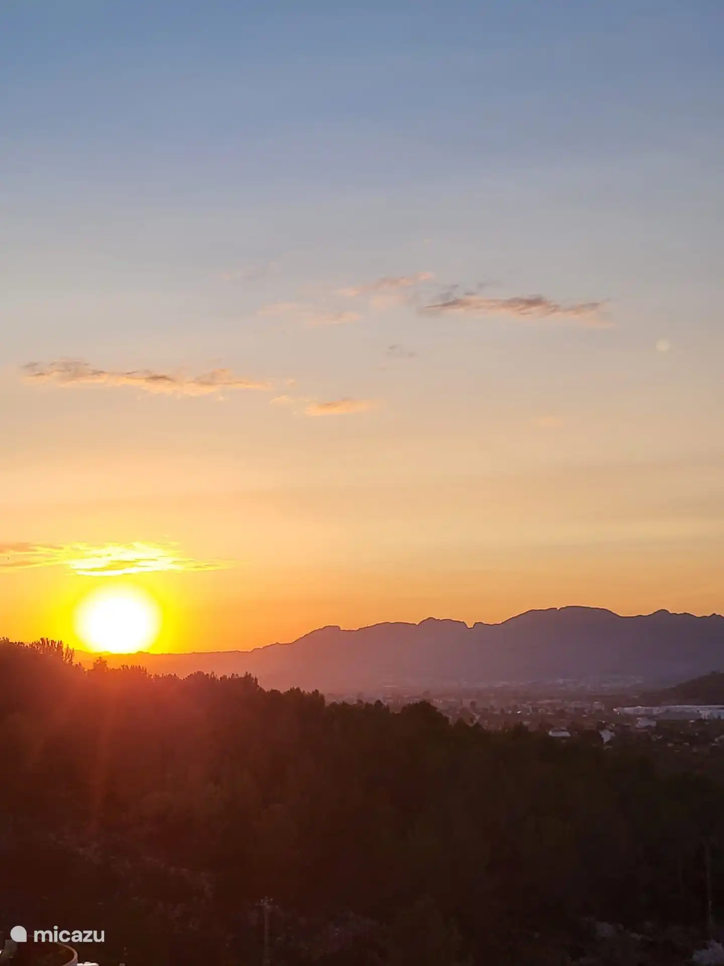 Les plus beaux couchers de soleil depuis la terrasse et la piscine et depuis le salon ! 
