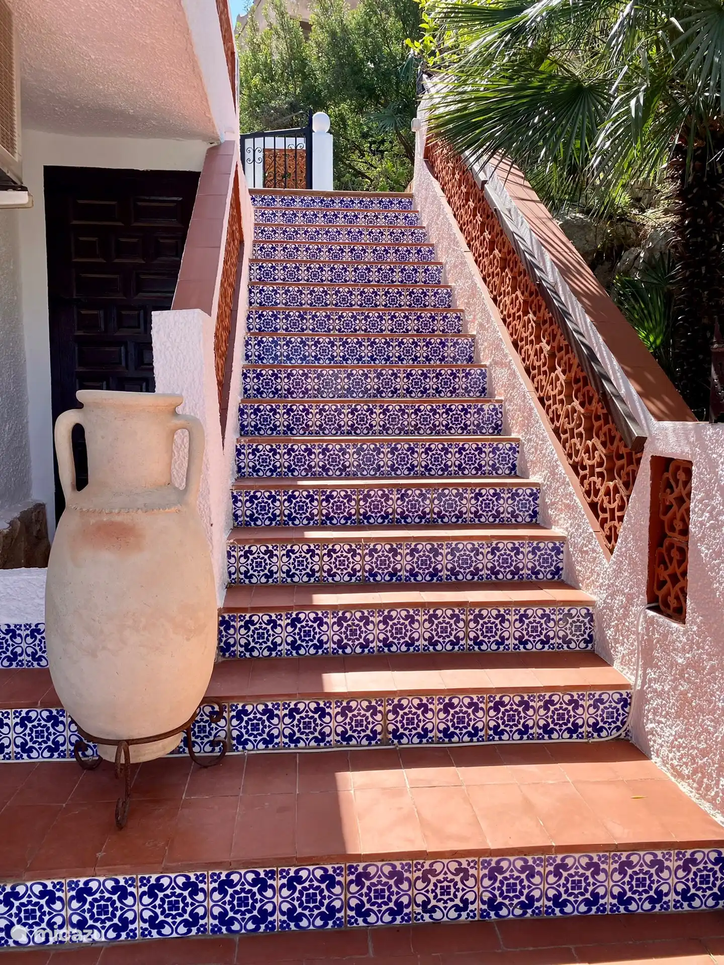 Escalier extérieur menant au 1er étage avec séjour, cuisine et 2 chambres