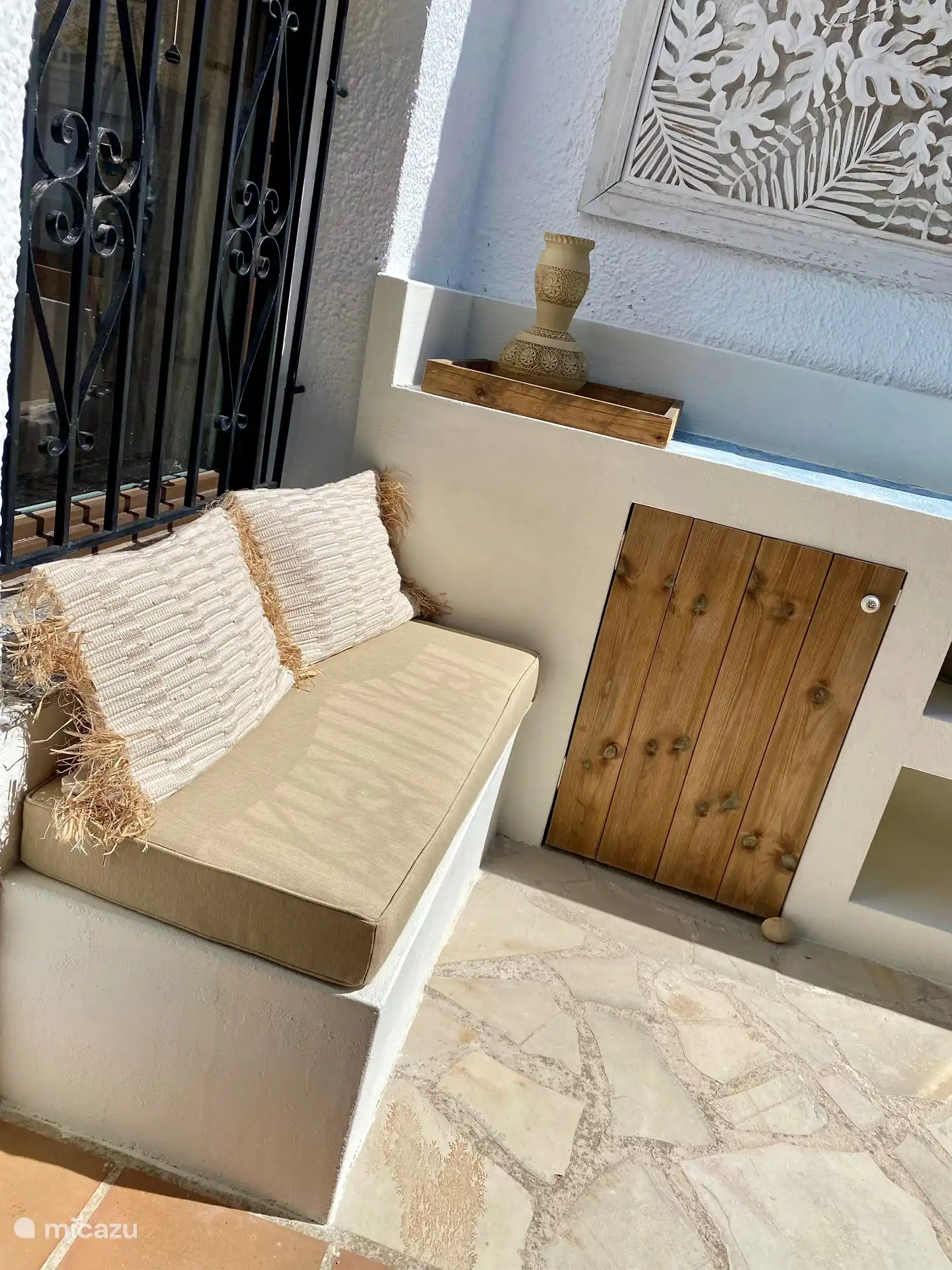 Joli coin café au soleil matinal, terrasse au 1er étage