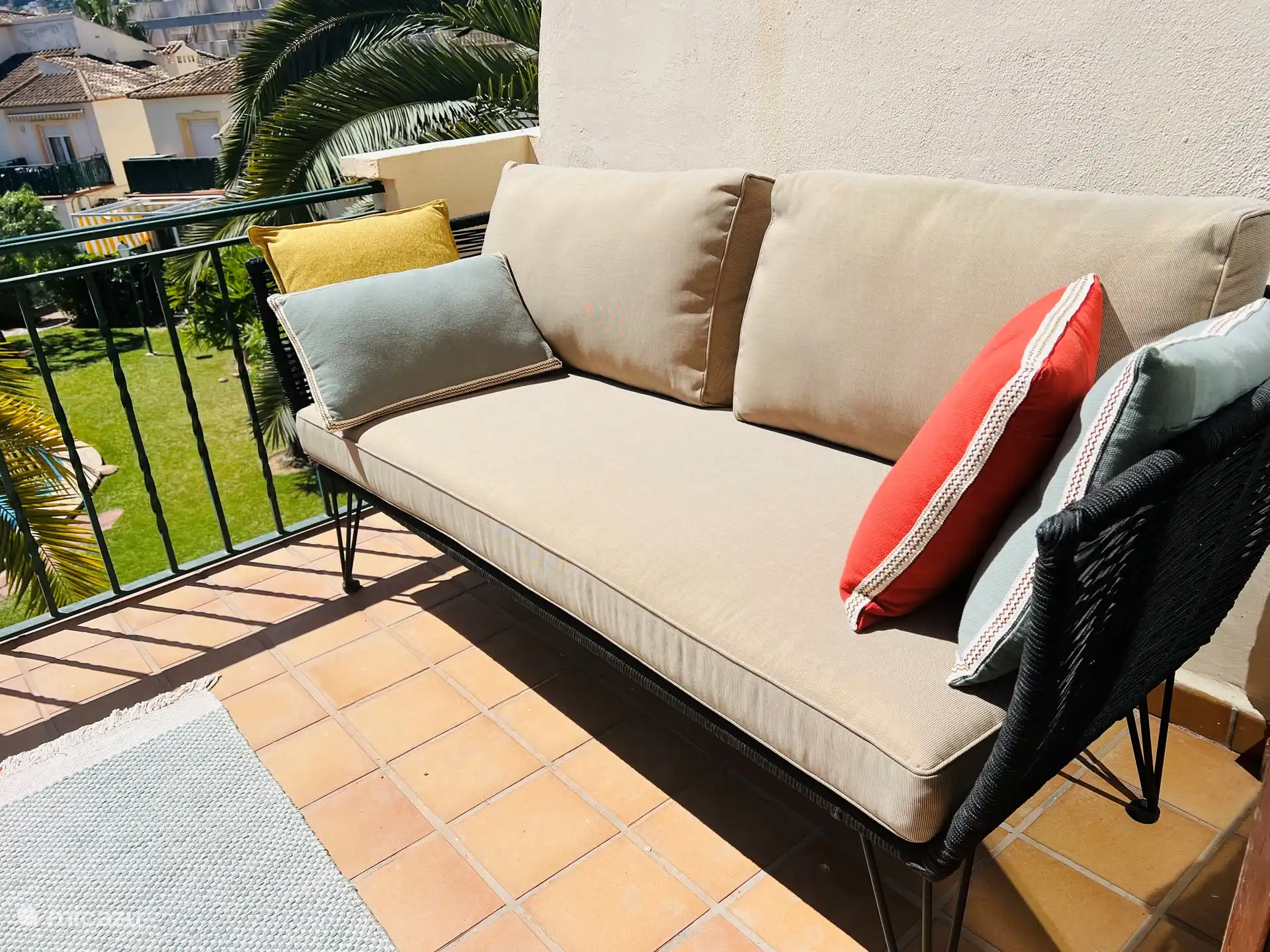 Relájese en la terraza orientada al sur con una gran vista del hermoso jardín comunitario más grande y verde con la piscina más grande de Jávea.