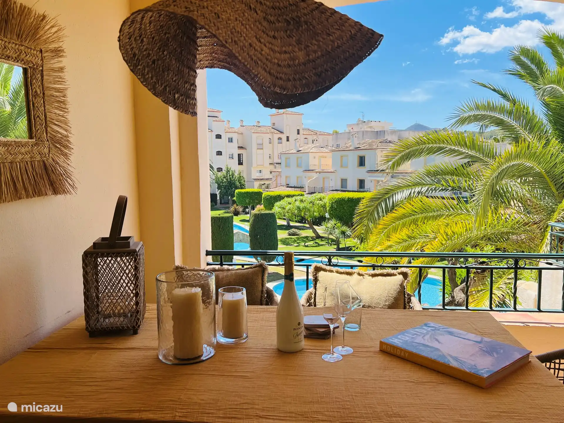 Esta es la terraza cubierta donde podrá sentarse a la mesa a la sombra, orientada al sur con una hermosa vista al jardín comunitario con piscina. 