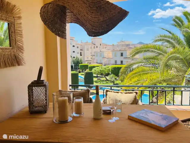 Location de Vacances Espagne, Costa Blanca, Jávea, appartement - Mira La Isla Il s'agit de la terrasse couverte où l'on peut s'attabler à l'ombre, exposée plein sud avec une belle vue sur le jardin commun avec piscine.