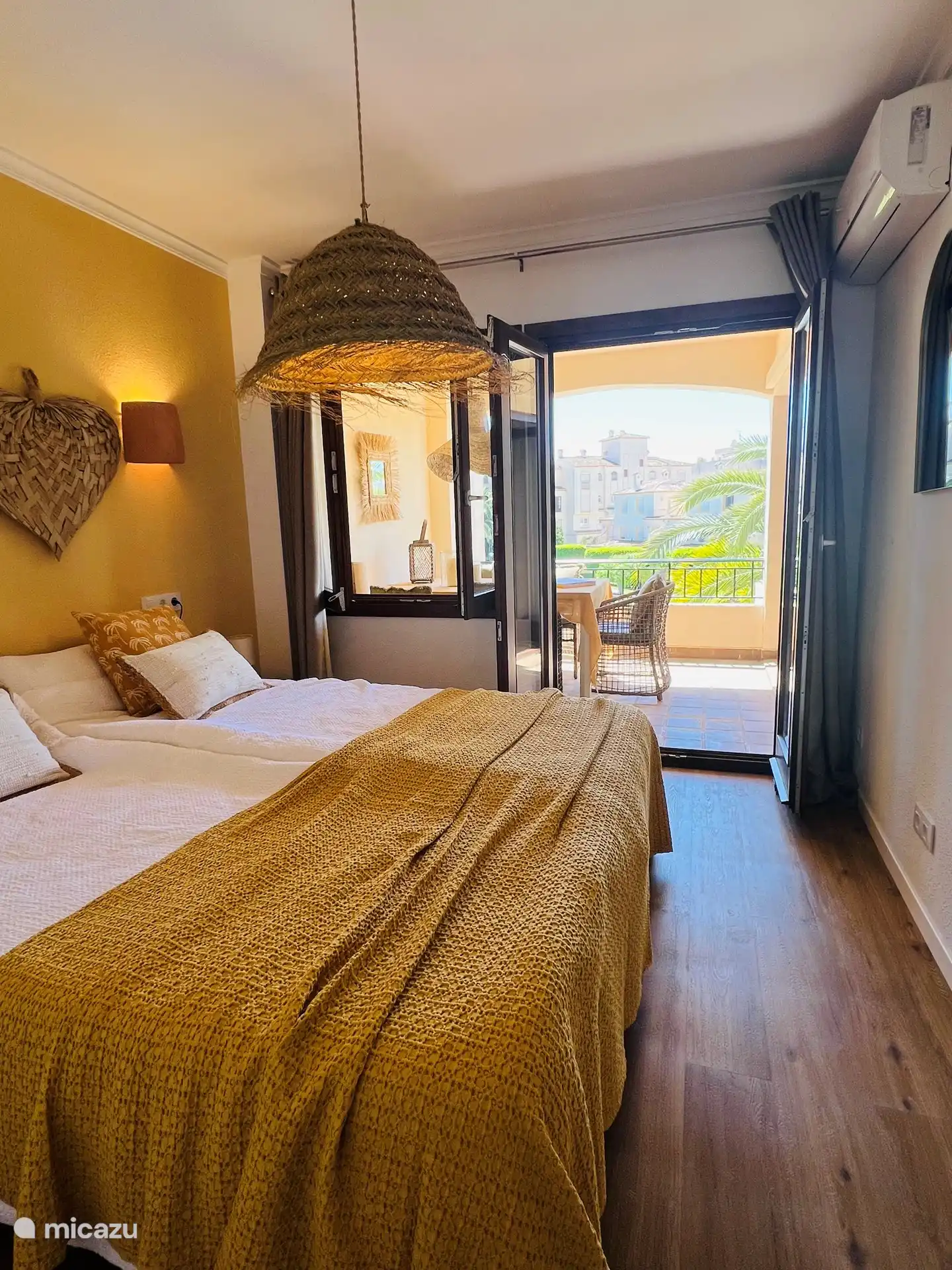 El dormitorio 2 está amueblado con una cama doble, que se puede componer con edredones dobles o individuales. Equipado con un amplio armario y aire acondicionado.
El segundo dormitorio tiene puertas francesas que dan a la terraza cubierta donde podrá sentarse a la mesa a la sombra.