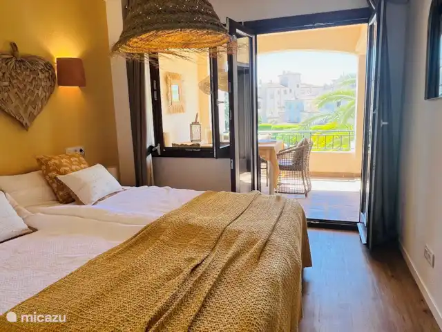 Location de Vacances Espagne, Costa Blanca, Jávea, appartement - Mira La Isla La chambre 2 est meublée d'un lit double, qui peut être composé de couettes doubles ou simples. Equipé d'une armoire spacieuse et de la climatisation.
La chambre 2 a des portes-fenêtres donnant sur la terrasse couverte où vous pouvez vous asseoir à table à l'ombre.