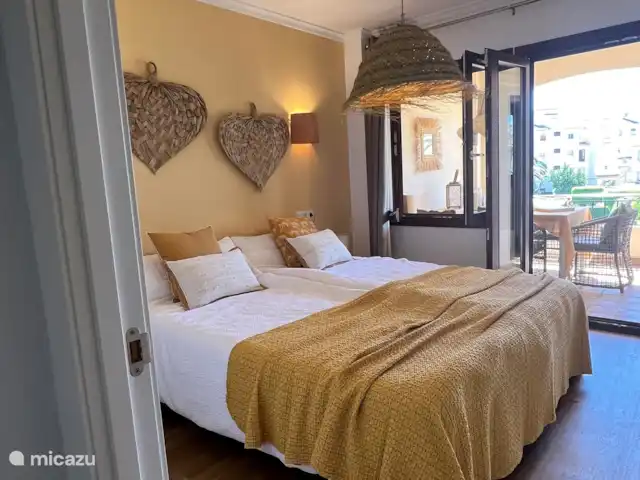 Location de Vacances Espagne, Costa Blanca, Jávea, appartement - Mira La Isla Les deux chambres doubles spacieuses ont un accès direct à un balcon (privé). Le salon et les 3 chambres sont climatisées.