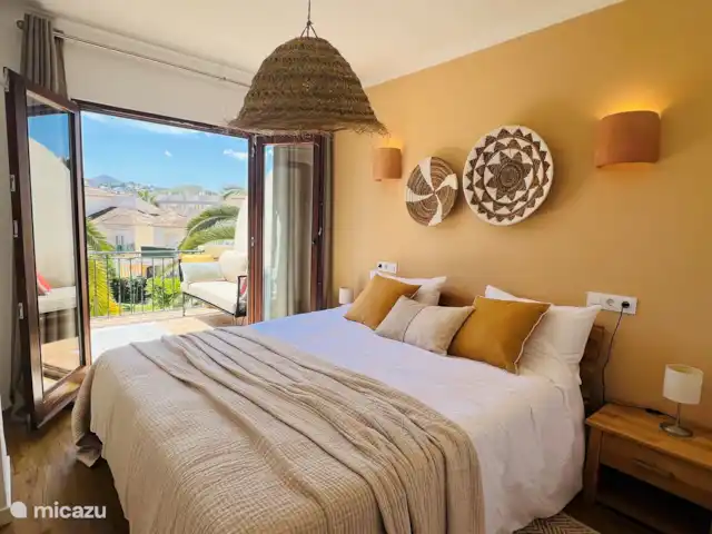 Location de Vacances Espagne, Costa Blanca, Jávea, appartement - Mira La Isla La chambre principale ou chambre 1 est meublée d'un lit double, qui peut être constitué de couettes doubles ou simples. Equipé d'une armoire spacieuse et de la climatisation.
La chambre 1 a accès à la terrasse bien exposée par les portes françaises et possède sa propre salle de bains privative.