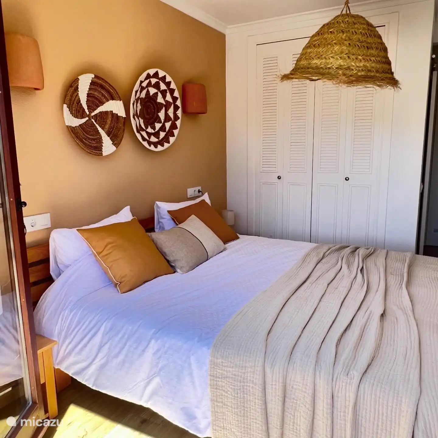 Equipado con un amplio armario y aire acondicionado.
El dormitorio 1 tiene acceso a la terraza a través de las puertas francesas y tiene su propio baño privado.