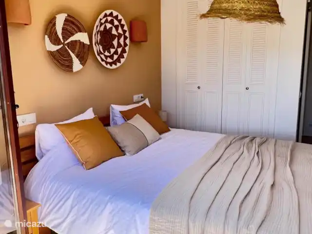 Location de Vacances Espagne, Costa Blanca, Jávea, appartement - Mira La Isla Equipé d'une armoire spacieuse et de la climatisation.
La chambre 1 a accès à la terrasse bien exposée par les portes françaises et possède sa propre salle de bains privative.