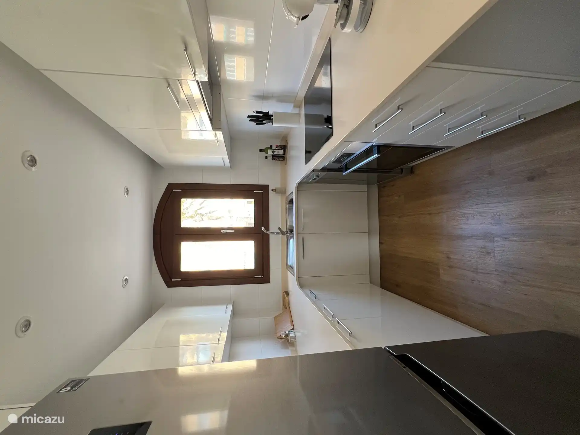 La cocina está totalmente equipada y equipada con lavavajillas, una gran nevera con congelador, un buen horno y microondas aparte. Un Nescafé Dulce Gusto para un delicioso café, una tostadora y mucha vajilla y cristalería.