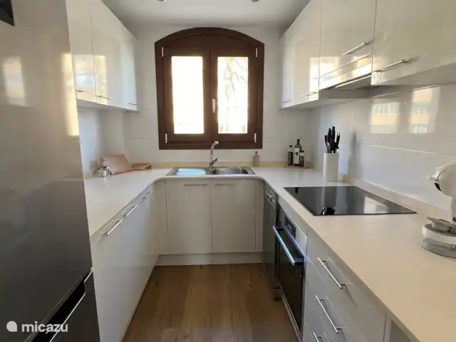 Location de Vacances Espagne, Costa Blanca, Jávea, appartement - Mira La Isla La cuisine est entièrement équipée et équipée d'un lave-vaisselle, d'un grand réfrigérateur avec congélateur, d'un bon four et d'un micro-onde séparé. Un Nescafé Dulce Gusto pour un délicieux café, un grille-pain et de nombreux plats et verres.