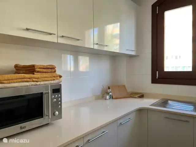 Location de Vacances Espagne, Costa Blanca, Jávea, appartement - Mira La Isla La cuisine est entièrement équipée et équipée d'un lave-vaisselle, d'un grand réfrigérateur avec congélateur, d'un bon four et d'un micro-onde séparé. Un Nescafé Dulce Gusto pour un délicieux café, un grille-pain et de nombreux plats et verres.