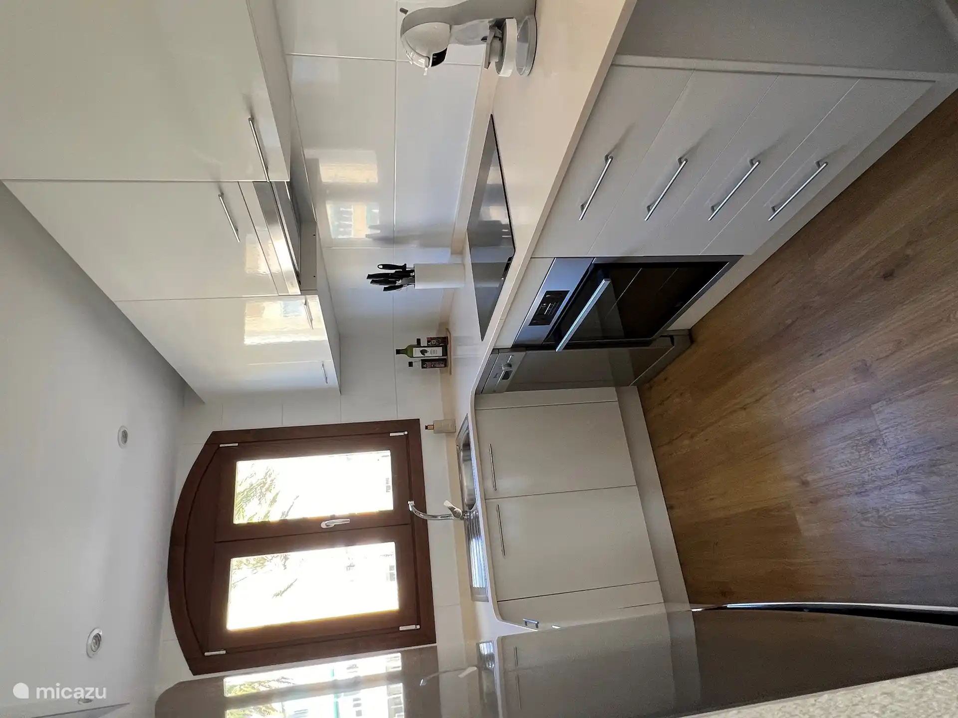 La cocina está totalmente equipada y equipada con lavavajillas, una gran nevera con congelador, un buen horno y microondas aparte. Un Nescafé Dulce Gusto para un delicioso café, una tostadora y mucha vajilla y cristalería.